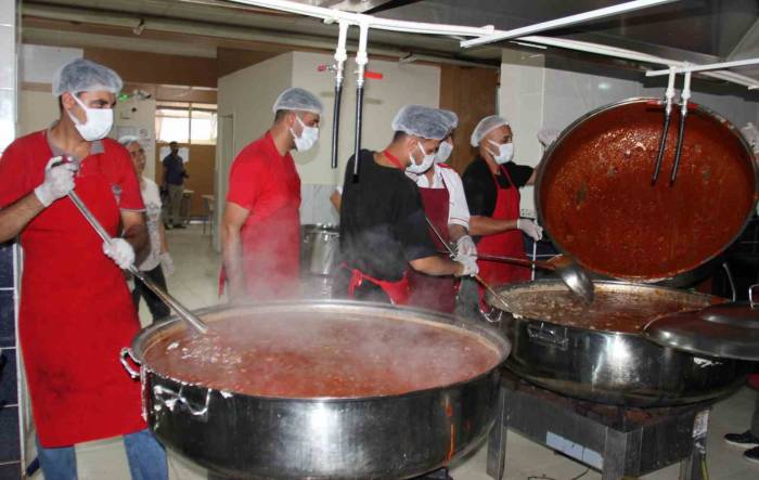 Adıyaman’da 40 Noktadaki Yemek Dağıtımı Sürüyor