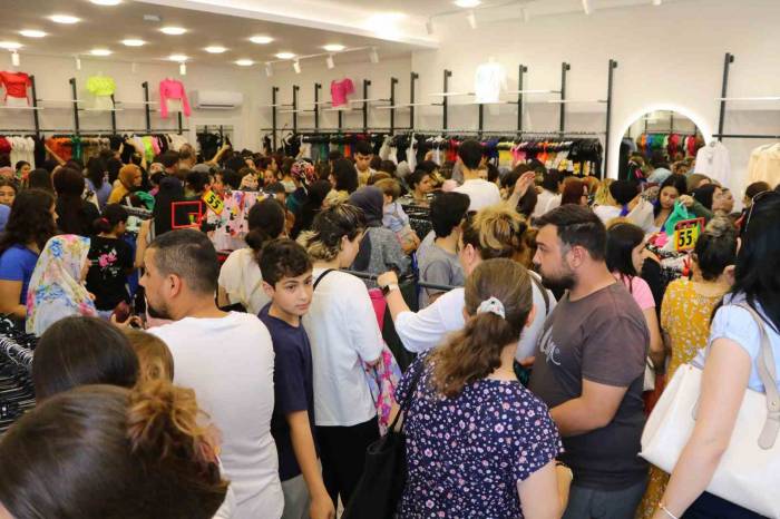 Mağaza Açılışı İzdihama Dönüştü