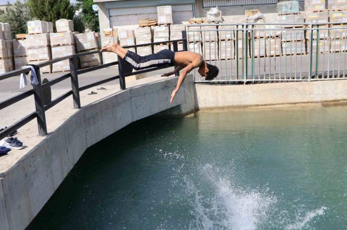 Sıcaklar Arttı Tehlike Başladı, Çocuklar Sulama Kanalında Yüzüp Kaldırımda Güneşlendi