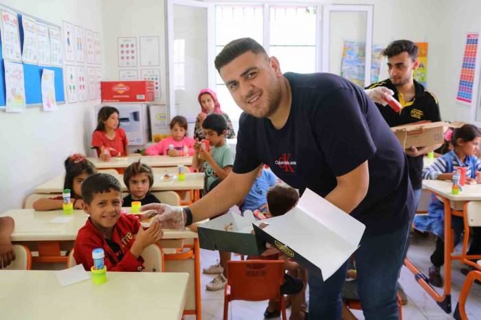 Yüzlerce Çocuğa Pasta İkram Etti