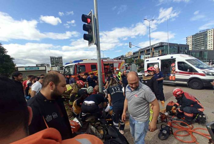 Ankara’da Motokurye İle İki Aracın Karıştığı Kazada 1’i Ağır 3 Yaralı