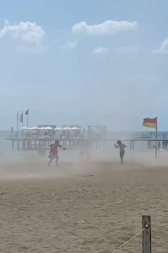 Sahilde Hortum Çıktı, Tatilciler Neye Uğradığını Şaşırdı