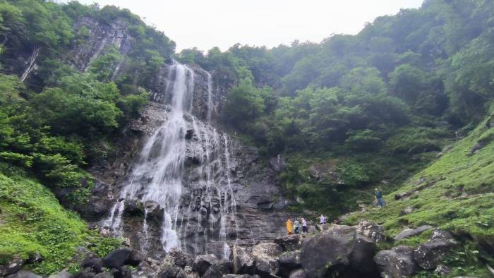 Tabiat Harikası Mençuna Şelalesi Ziyaretçi Akınına Uğruyor