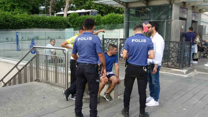 Taksim’de 4 Kişi Saldırdıkları Şahsın Parasını Ve Telefonunu Gasp Etti