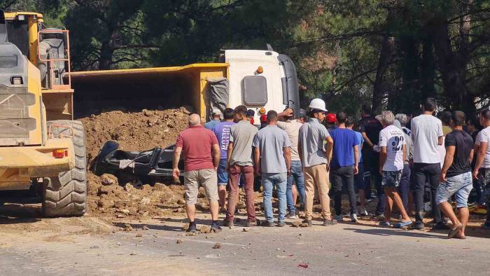 Hafriyat Yüklü Kamyon Minibüsün Üzerine Devrildi: 1 Ölü, 2 Yaralı