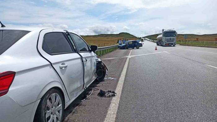 Kavşakta Otomobiller Çarpıştı: 1 Yaralı