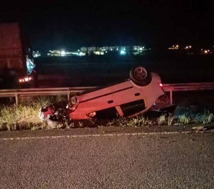 Karşı Şeride Geçen Otomobil Ters Döndü: 5 Yaralı