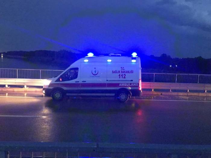 Otomobile Çarpan Motosiklet Sürücüsü Yaralandı