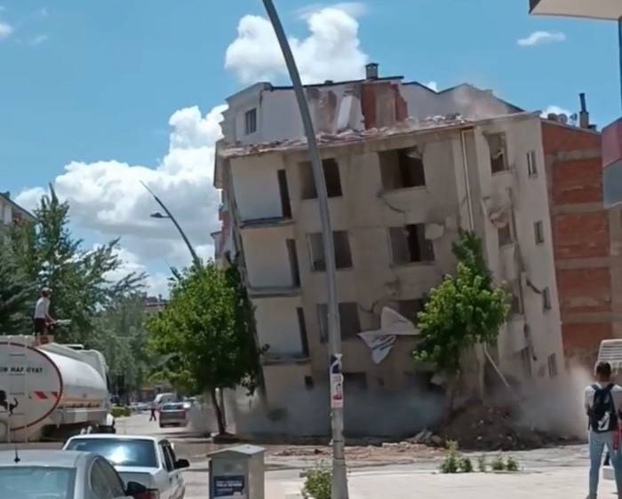 Ağır Hasarlı Bina Tek Dokunuşta Yerle Bir Oldu