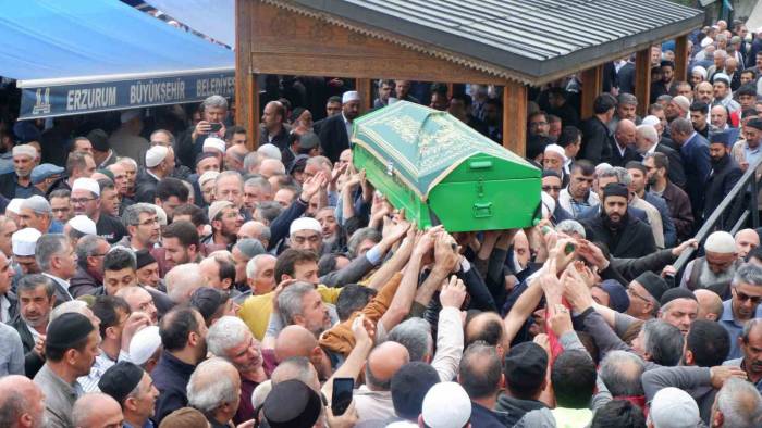 Eşref Hocaefendi Dualarla Uğurlandı