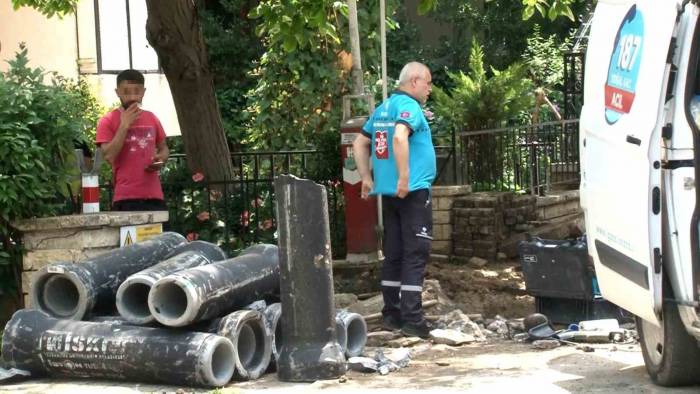 Kadıköy’de Doğal Gaz Borusu Patladı, Sigarayla Başında Bekledi