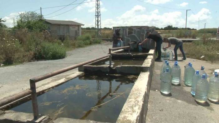 İstanbul’da Uzun Süren Bakım Çalışması Nedeniyle Suları Akmayan Vatandaşlar Çeşmelere Akın Etti
