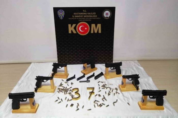 Halıya Sarılı Takım Çantasının İçinden Çok Sayıda Tabanca Ele Geçirildi: 1 Gözaltı