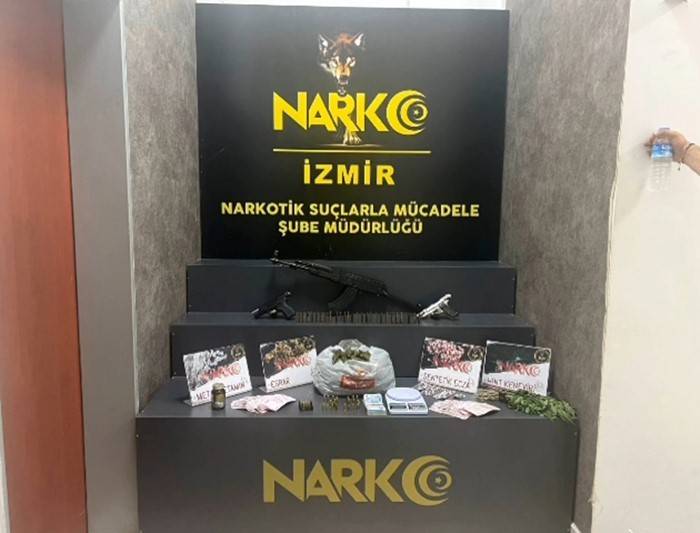 İzmir’de Zehir Operasyonlarında Yüklü Miktarda Uyuşturucu Ele Geçirildi