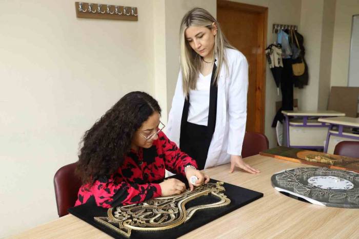 Depremin Etkilerini Katıldığı Kurs İle Atlatıyor