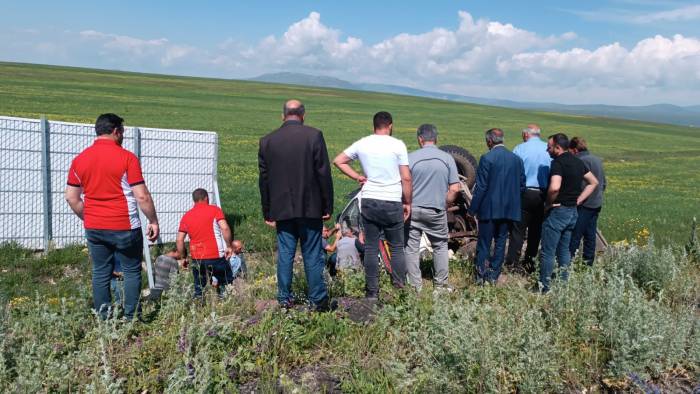 Kars’ta Yoldan Çıkan Kamyon Şarampole Devrildi