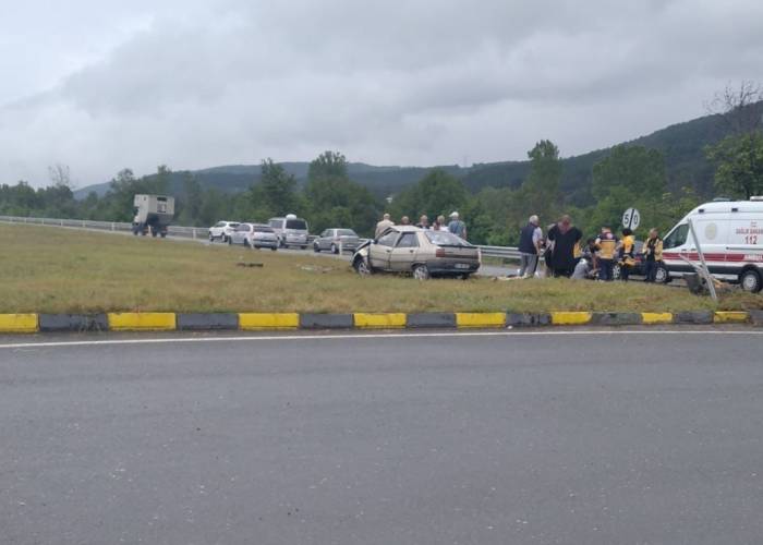 Hurdaya Dönen Otomobildeki 5 Kişi Yaralandı