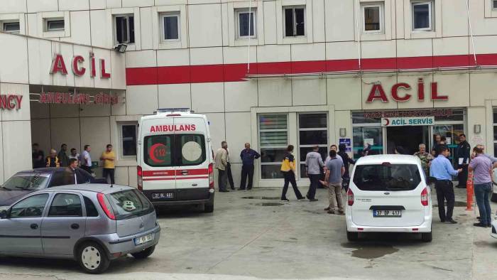 Motosiklet Yolun Karşısına Geçmek İsteyen Doktora Çarptı: 1’i Ağır 3 Yaralı