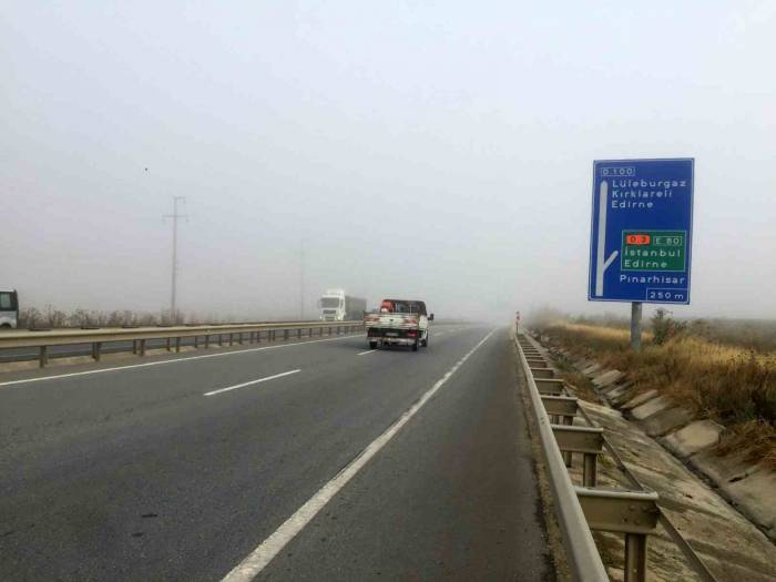 Kırklareli’de Etkili Olan Yoğun Sis Sürücülere Zor Anlar Yaşattı