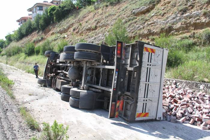 Kontrolden Çıkan Tır Devrildi: 2 Yaralı