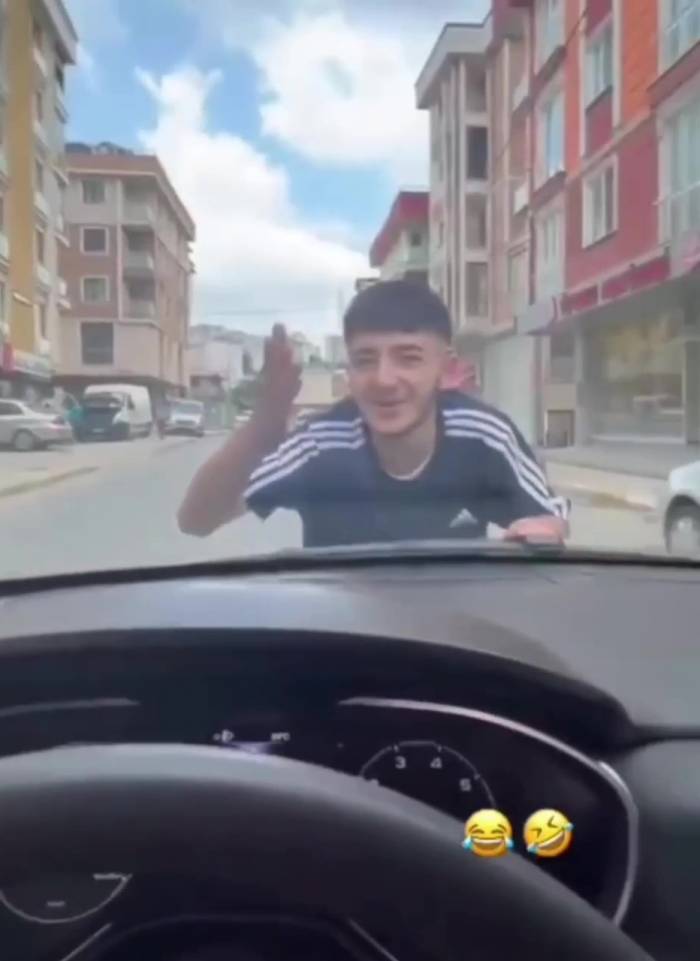 Pendik’te Otomobilin Kaputunda Tehlikeli Yolculuk Kamerada