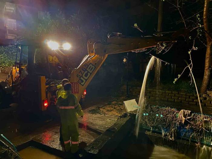 Sakarya Büyükşehir’den Gece Boyu Sel Mesaisi