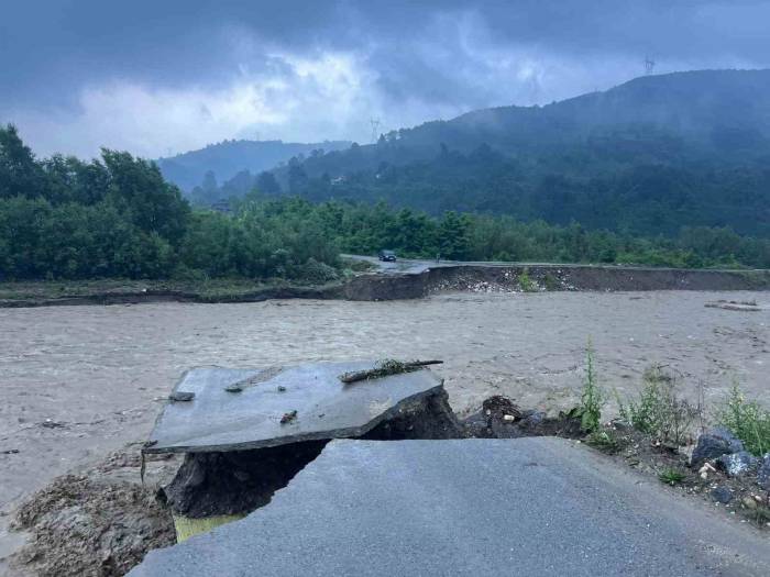 4 Mahalleye Ulaşım Sağlayan Geçici Köprü Sular Altında Kaldı