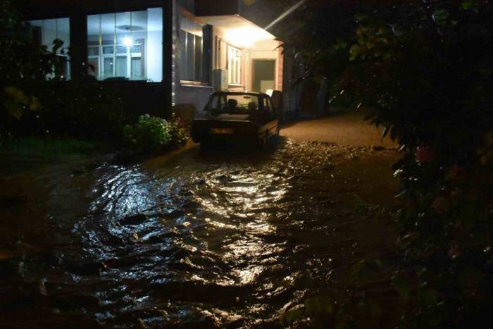 Sağanak Yağış Hendek İlçesini De Sular Altında Bıraktı
