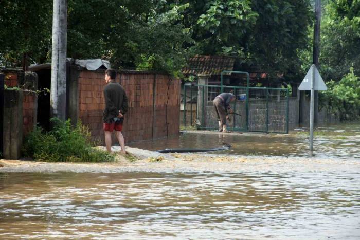 Sağanağın Vurduğu O İlçe Su Altında: Selde Mahsur Kalan 9 Kişi Kurtarıldı
