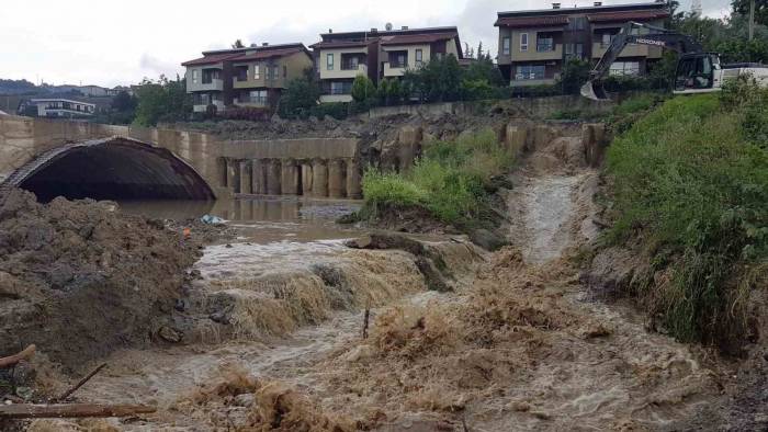 Taşan Dere, Hızlı Tren Şantiyesindeki Tüneli Sular Altında Bıraktı