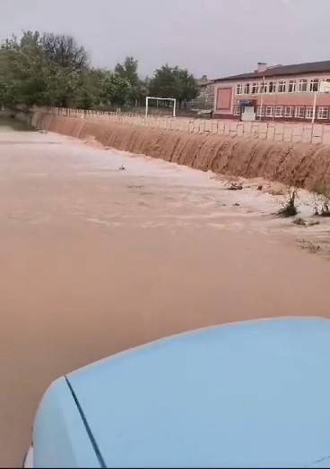 Sağanak Sele Neden Oldu, Okul Bahçesi Şelaleye Döndü