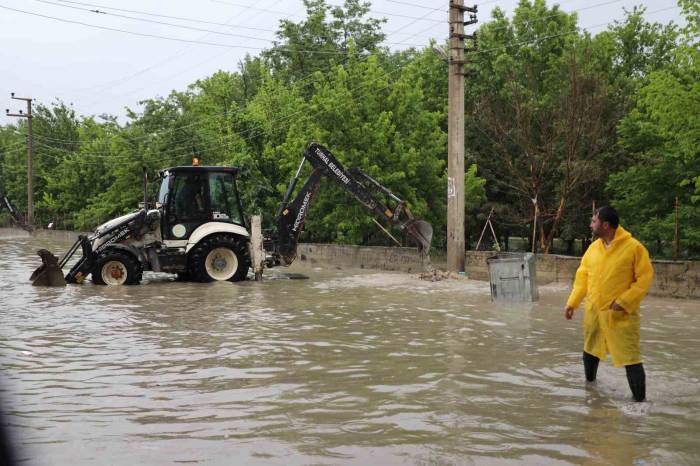 Belediye Başkanı Ekiplerle Birlikte Sahaya İndi