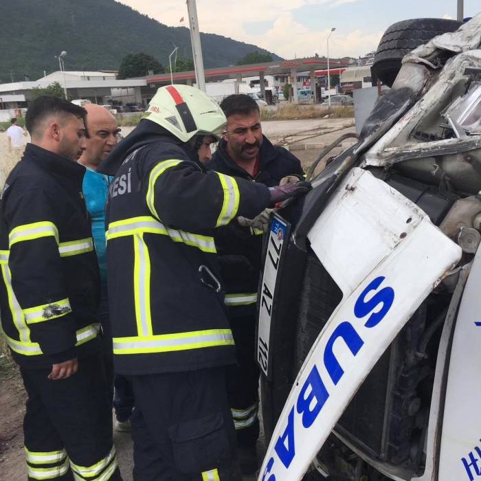 Yalova’da Otomobille Çarpışan Minibüs Devrildi: 9 Yaralı