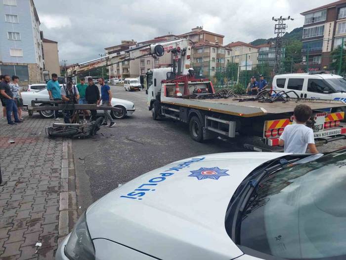 Motosikletteki Gençler Dönüş Yapan Araçla Çarpıştı