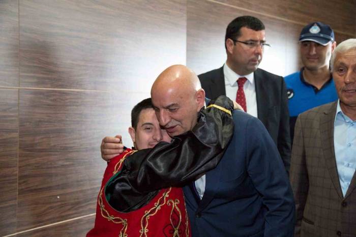 Keçiören’de “7 Yöre, 7 Renk Tek Yürek Türkiye” Tiyatro Oyunu Düzenlendi