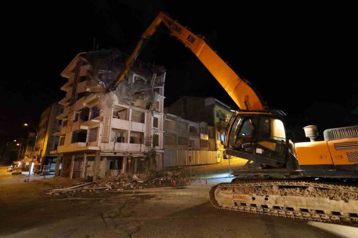 Aksaray’da Risk Teşkil Eden Yapılar Yıkılıyor