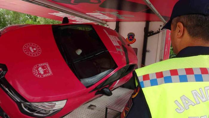 Ardahan’da Jandarmanın Mobil Eğitim Tırında Vatandaşlara Trafik Eğitimi Veriliyor