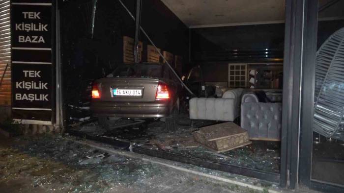 Kontrolden Çıkan Araç Mobilya Dükkanına Girdi