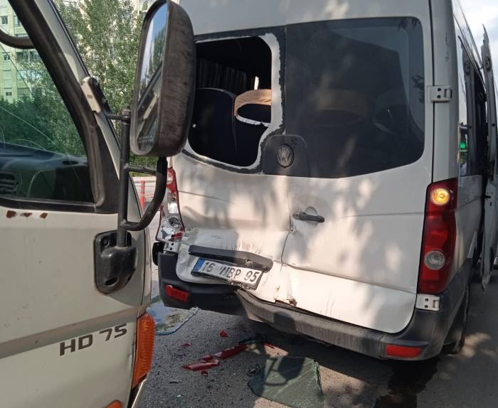 Bursa’da Yolcu İndiren Servise Kamyonet Çarptı : 1 Ağır 4 İşçi Yaralandı