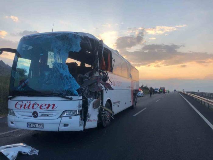 Karşı Şeride Geçen Tır Otobüsle Kafa Kafaya Çarpıştı: 2 Ölü, 6’sı Ağır 20 Yaralı