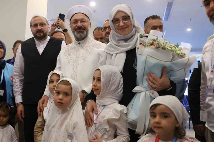 Diyanet İşleri Başkanı Erbaş, Mekke’de Minik Hacı Adaylarıyla Bir Araya Geldi