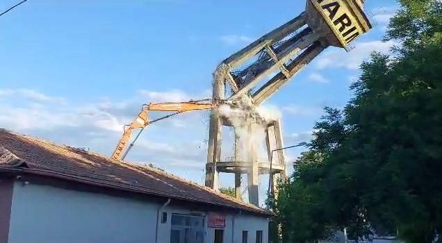Ağır Hasarlı Su Deposu, Tek Dokunuş İle Yıkıldı