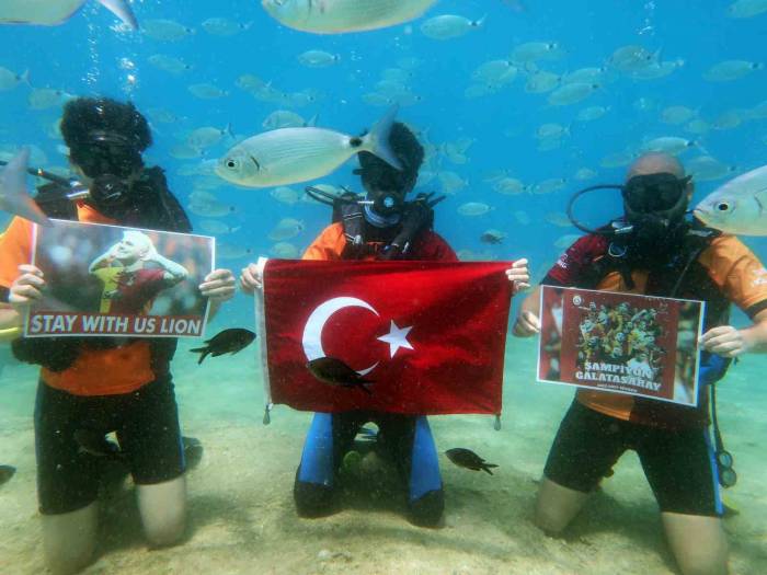 Galatasaray Taraftarlarından Denizin Altında Şampiyonluk Kutlaması
