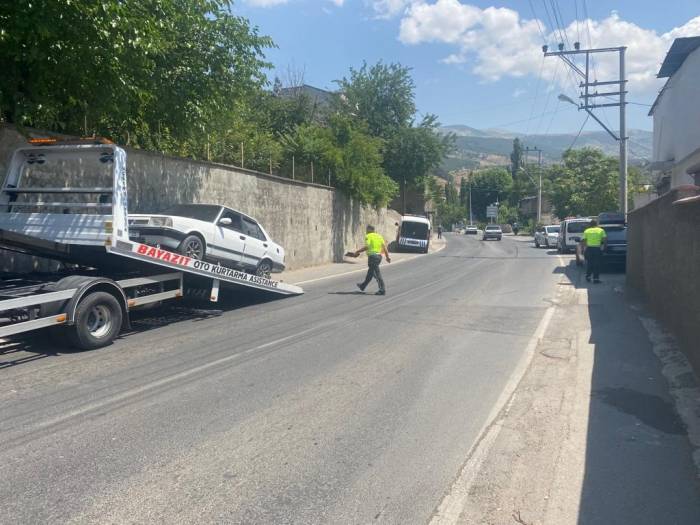 Yol Kesip Araçları Durduran Şahsa Vatandaş Müdahale Etti
