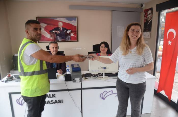 Temizlik İşçisi Bulduğu Yüklü Miktarda Para Dolu Cüzdanı Sahibine Teslim Etti