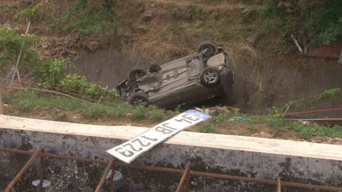 Kartal’da Kontrolden Çıkan Otomobil Su Kanalına Uçtu: 1 Yaralı