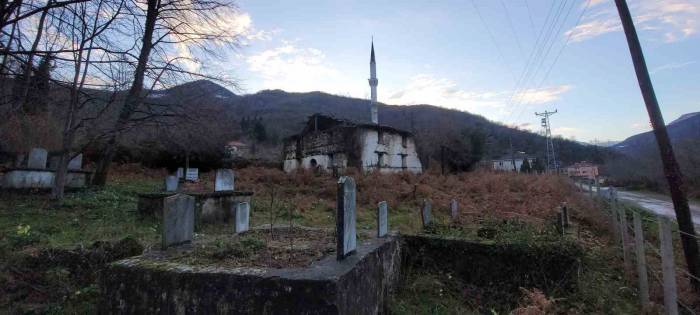 600 Yıllık Tarihi Cami, Defineciler Tarafından Talan Edildi