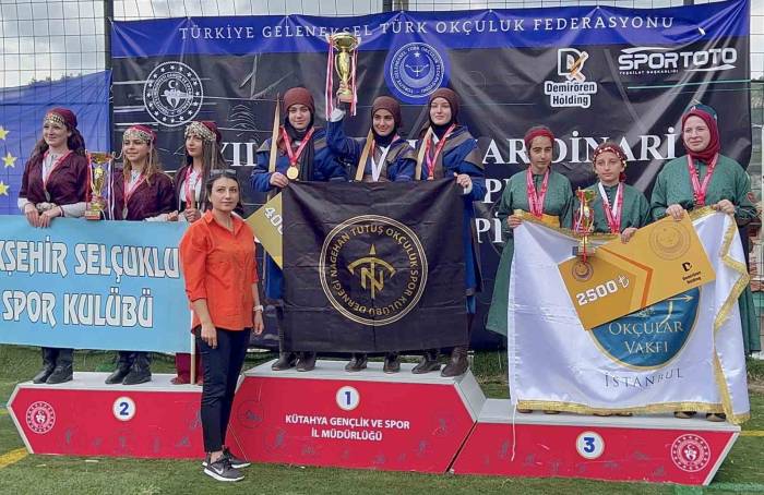 Okçuluk Yarışmasında Kuzenler Şampiyon Oldu