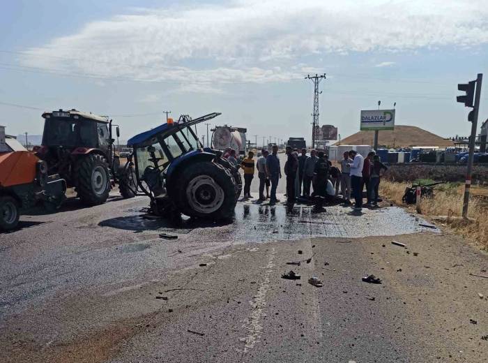 Kızıltepe’de Tırın Çarptığı Traktör İkiye Bölündü