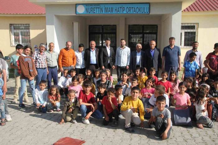 İş Adamından Köyündeki 350 Öğrenciye Karne Ve Bayram Hediyesi